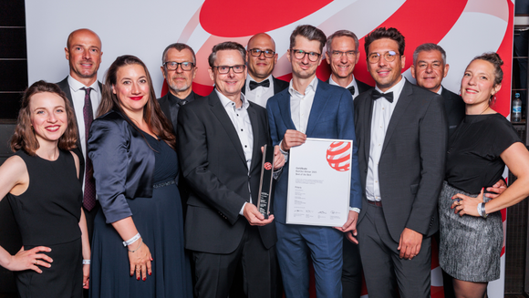 Group photo of TQ and Dräger at the Red Dot Award