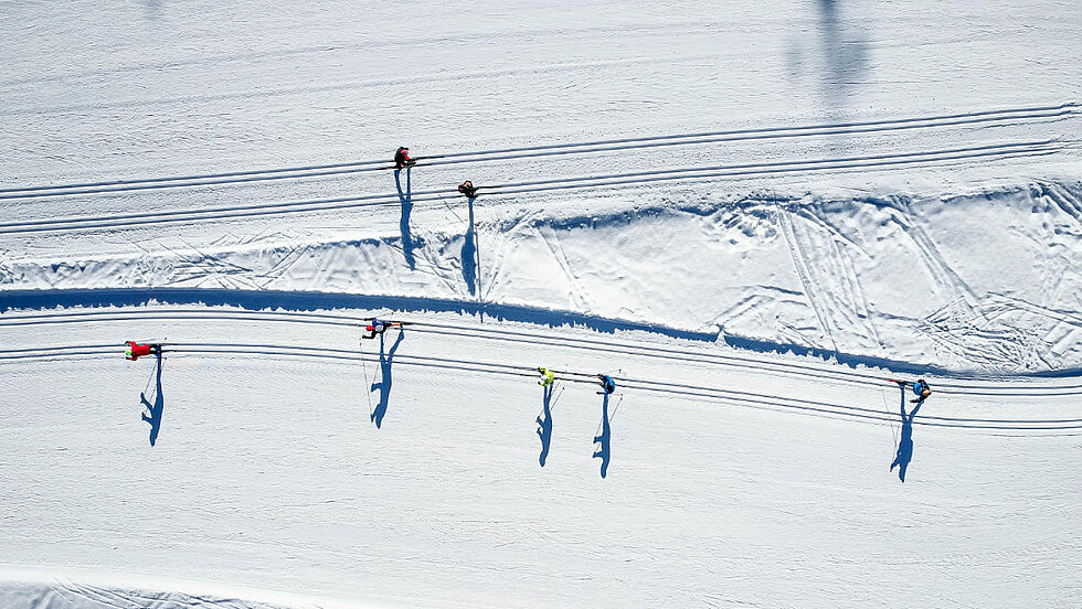 Langläufer auf der Loipe aus der Vogelperspektive
