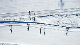 Langläufer auf der Loipe aus der Vogelperspektive