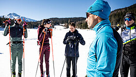 Peter Schlickenrieder beim Langlauftraining mit 4 Langläufern