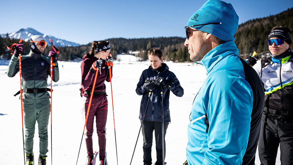Peter Schlickenrieder beim Langlauftraining mit 4 Langläufern