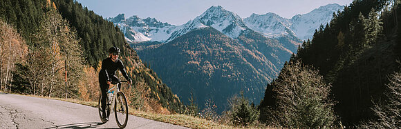 Muriel Mohr auf einem E-Roadbike im Hintergrund Berge