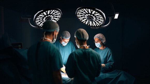 Vier Operateure im OP Saal mit der Dräger Polaris OP Leuchte