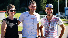 Philipp Nawrath mit zwei Personen des Sommer Biathlontrainings