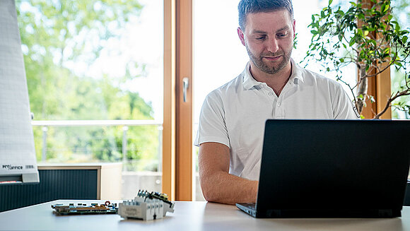 Mitarbeiter mit Laptop