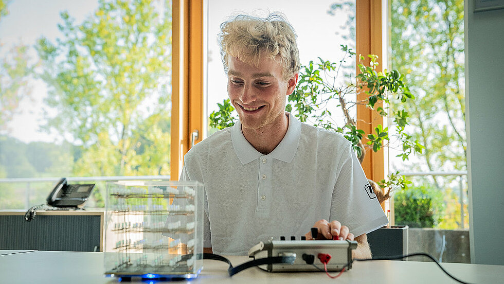 Junger Mann erfindet LED-Würfel