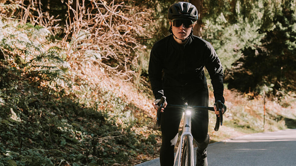 Muriel Mohr auf einem Canyon E-Roadbike auf einer Straße im Wald