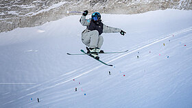 Freeski Athletin Muriel Mohr im Sprung