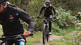 Mountainbikerin auf Trail im Wald