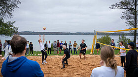 Azubis spielen Beachvolleyball