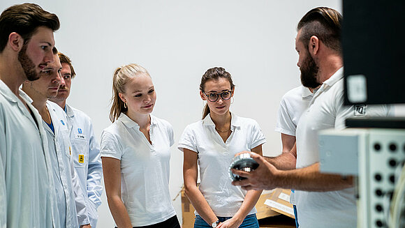 Gruppe von Schüler/Auszubildende hören Mitarbeiter zu