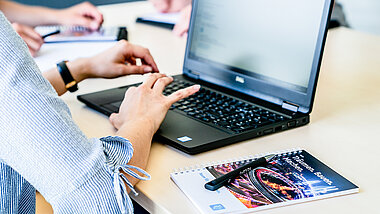 Frau Tippt auf Laptoptastatur