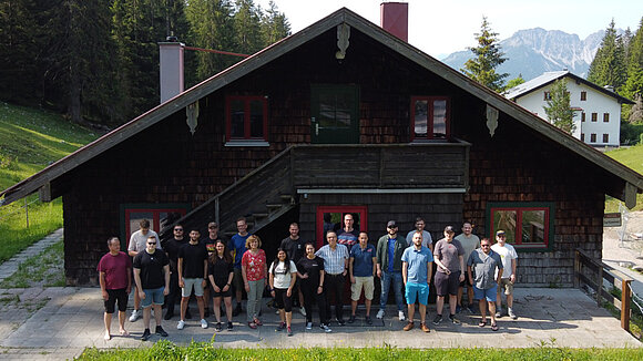 TQ-Berghütte mit Mitarbeitern davor