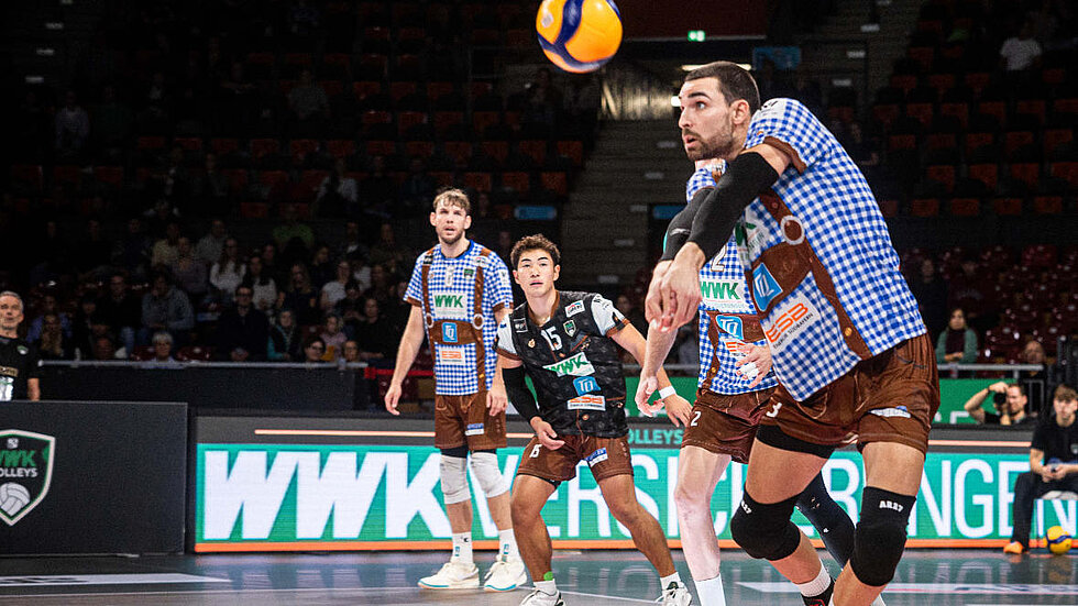 Volleyballspieler vom GCDW schlägt den Ball weg