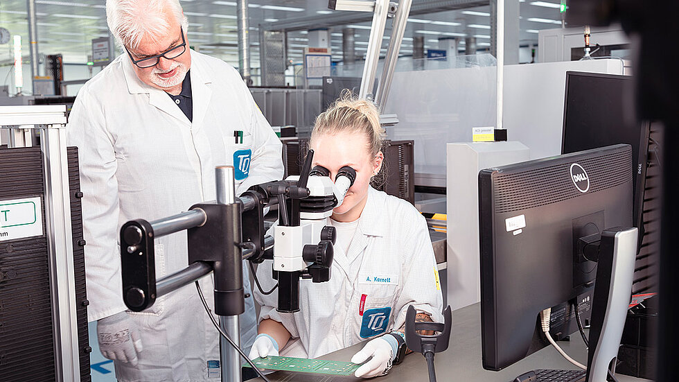 Zwei Menschen vor einem Bildschirm