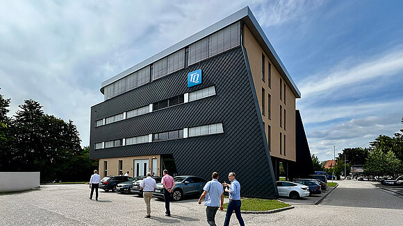 Rückseite des ehemaligen enders GmbH Gebäude als neuer TQ-Standort