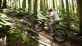 Frau auf Trek E-Mountainbike berauf im Wald