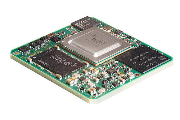 Prozessor auf einer Leiterplatte mit verschiedenen elektronischen Komponenten.