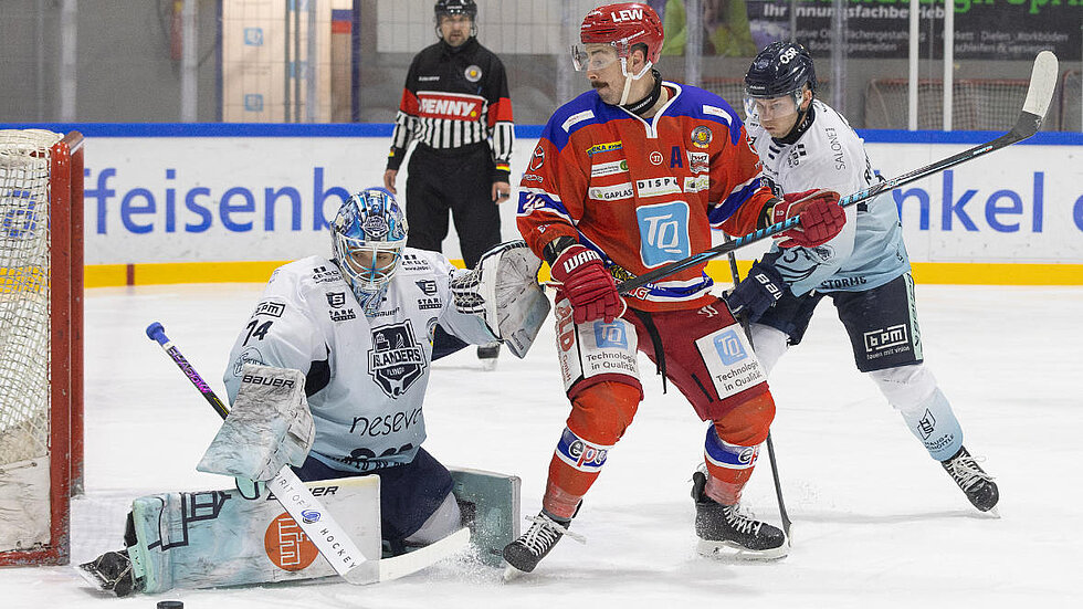 Drei Eishockey Spieler vor einem Tor