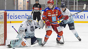 Drei Eishockey Spieler vor einem Tor