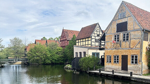 Häuser an einem Fluss im dänischen Viborg