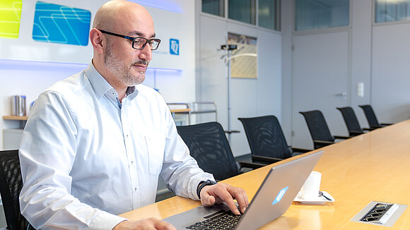 Mustafa Baran am Arbeitsplatz