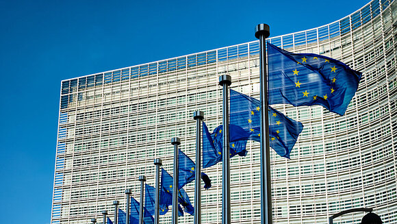 Gebäude der EU-Kommission mit Europa Fahnen
