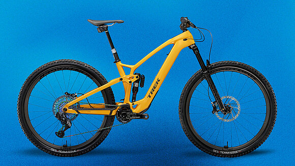 Trek Fahrrad vor blauem Hintergrund