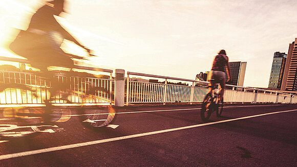 Fahrradweg Markierung auf Straße bei Sonnenuntergang
