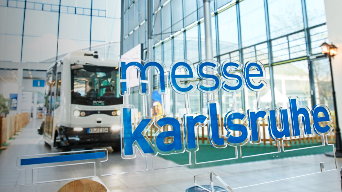 Schriftzug Messe Karlsruhe vor einer modernen Straßenbahn