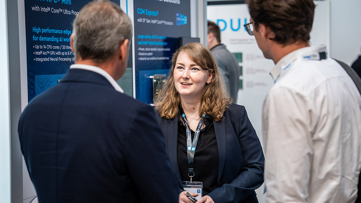 Stefanie Kölbl in conversation with 2 customers at the trade fair