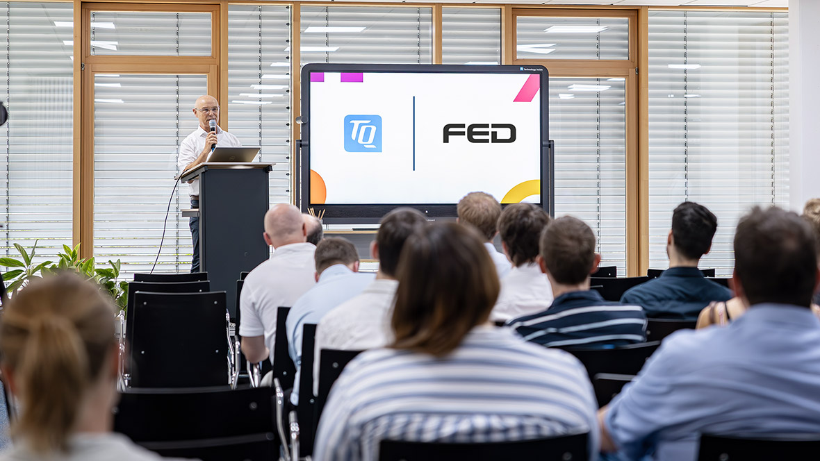 Detlef Schneider gives a presentation in front of an audience