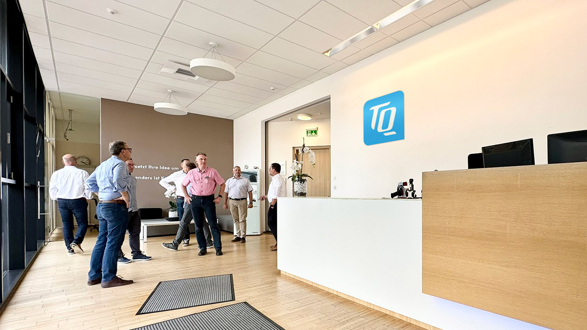 Mitarbeiter im Empfangsbereich des neuen TQ-Standorts in Landshut
