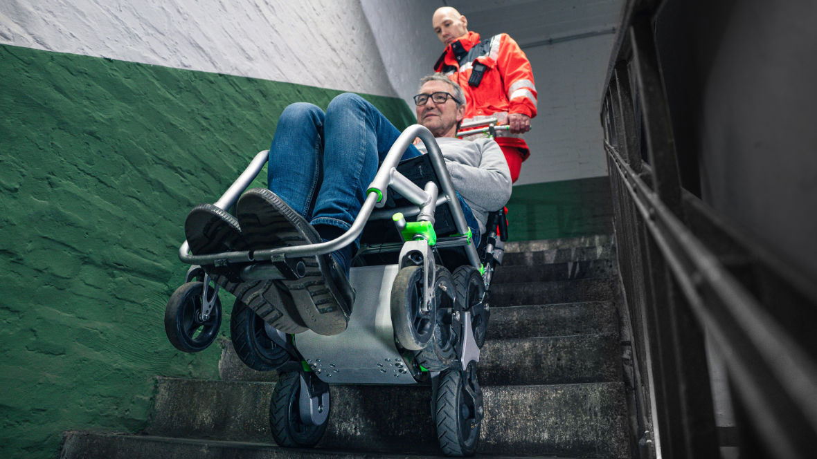 Die Transporthilfe von Upstair im Einsatz mit einem Patienten auf einer Treppe