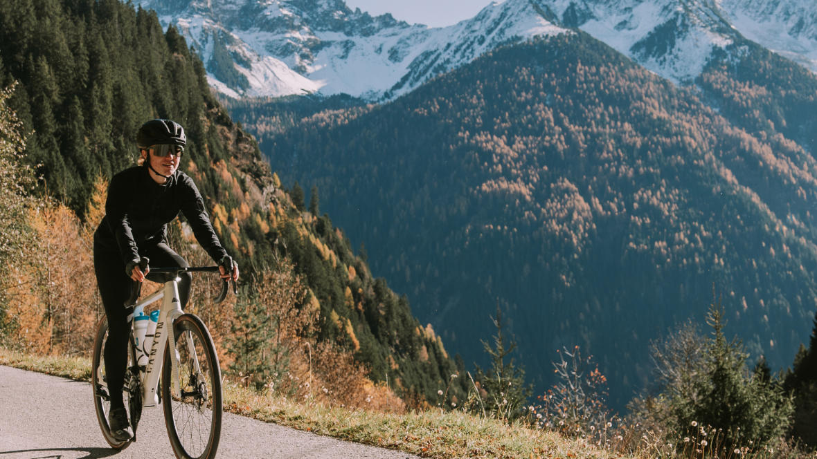 Muriel Mohr auf einem Canyon E-Roadbike auf einer Straße in den Bergen