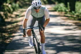 Rennradfahrer auf einer Straße im Wald
