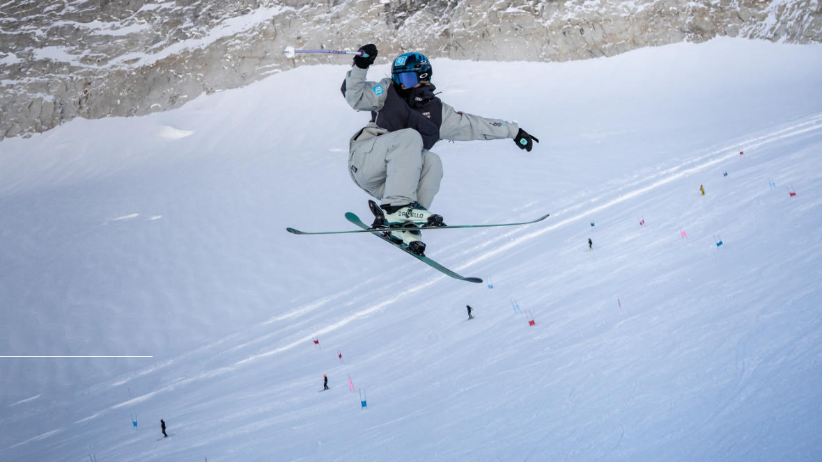 Freeski Athletin Muriel Mohr im Sprung