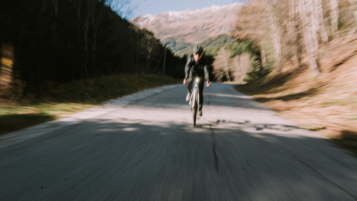 Muriel Mohr fährt auf einem E-Roadbike auf einer Straße im Wald