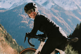 Muriel Mohr sitzt auf einem E-Roadbike und dreht sich nach hinten