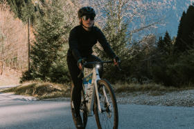 Muriel Mohr auf einem Canyon E-Roadbike auf einer Straße im Wald