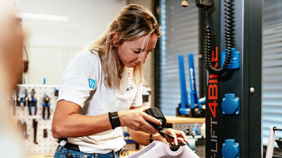 Franziska Preuß in der Werkstatt mit dem TQ-HPR40 E-Bike Antrieb