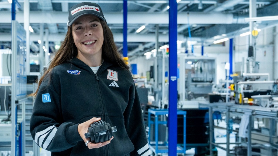Coletta Rydzek mit dem HPR E-Bike Motor in der Hand in der Produktion