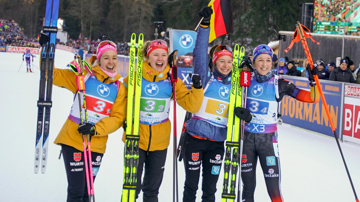 Vier deutsche Biathletinnen beim Jubeln im Ziel