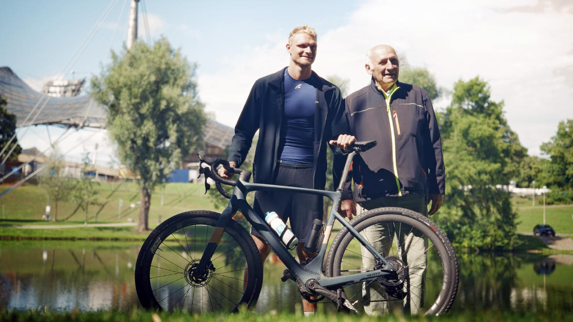 Oliver Zeidler mit seinem Großvater Hans-Johann Färber und dem Scott Solace E-Gravelbike