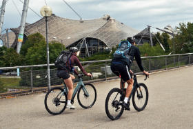 Oliver Zeidler fährt das Scott Solace eRide im Olympiapark in München