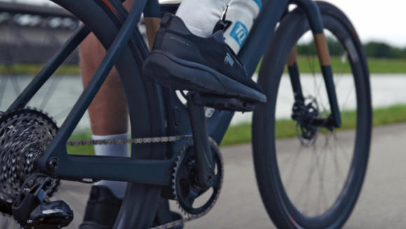 Detailansicht der Pedale beim E-Gravelbike fahren