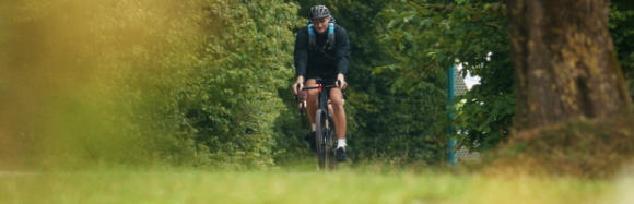 Oliver Zeidler beim E-Gravelbike fahren im Park