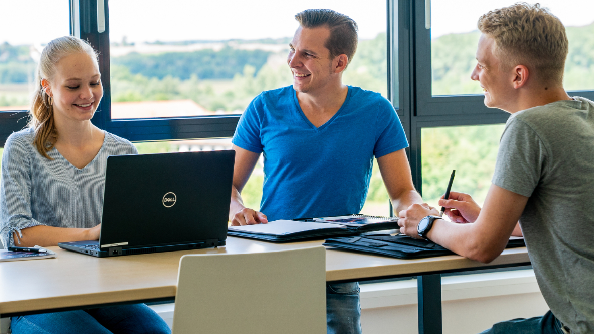 Lena Arndt in Besprechung