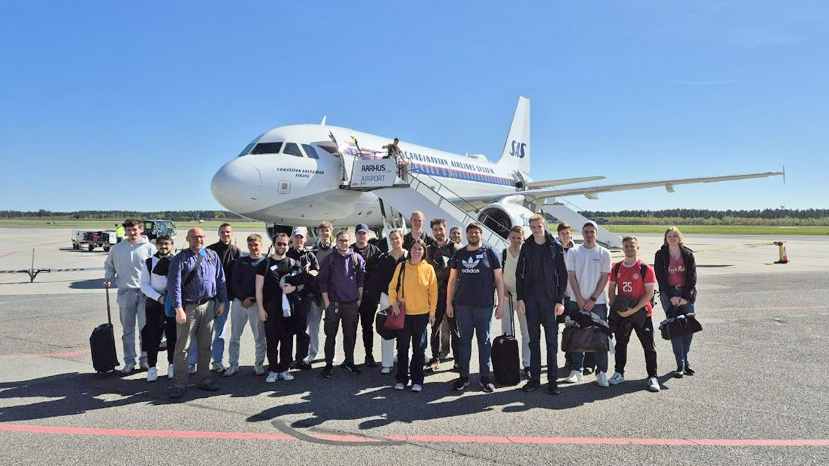 Gruppenbild Schüler des Erasmus Austausch in Dänemark am Flughafen