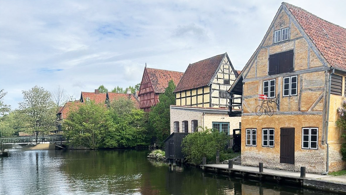 Häuser an einem Fluss im dänischen Viborg